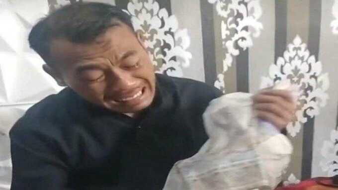 Sang suami sekaligus pembunuh histeris saat peluk pakaian istrinya yang tewas.