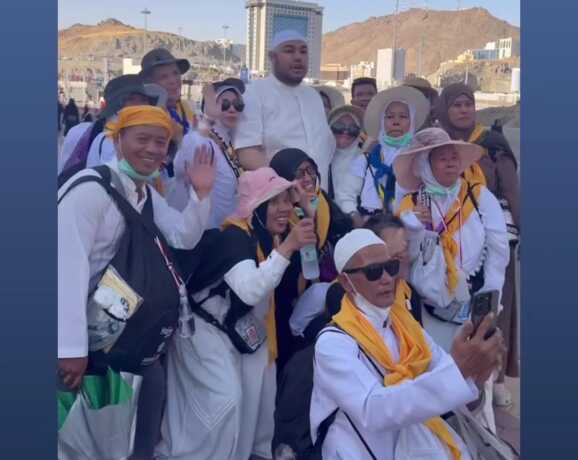 Ivan Gunawan  saat melayani permintaan foto di sela-sela rangkaian ibadah haji.