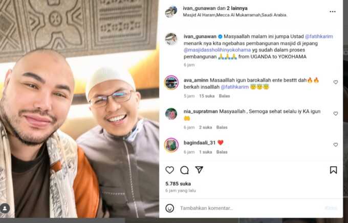 Ivan Gunawan foto bersama ustadz Fatih Karim.