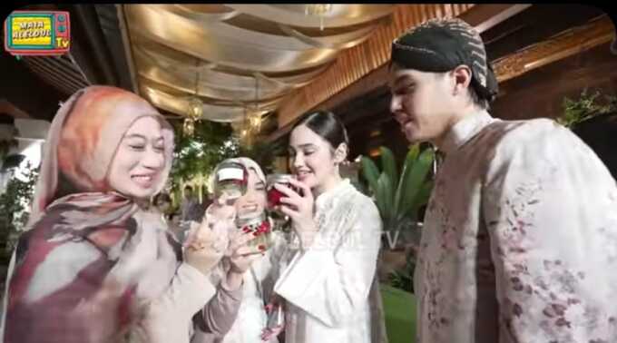 Syifa Hadju saat terciduk mengambil air siraman Al Ghazali agar segera menyusul menikah.