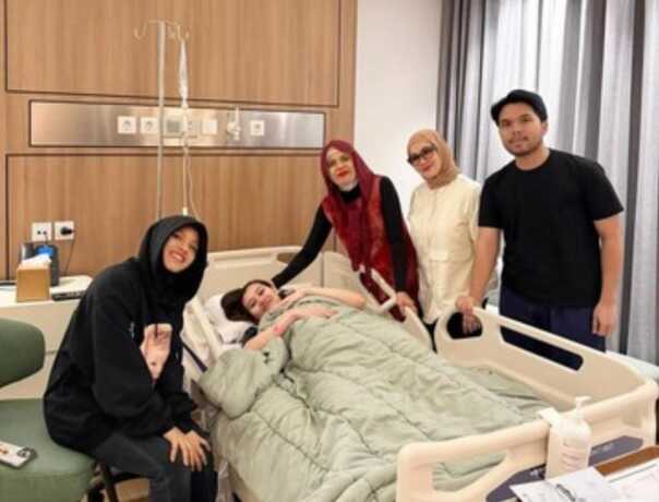 Keluarga Halilintar saat menjenguk Aaliyah Massaid.
