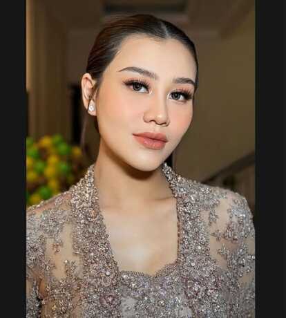Penampilan Aaliyah Massaid saat menjadi bridesmaid pernikahan Al Ghazali dengan Alyssa Daguise.