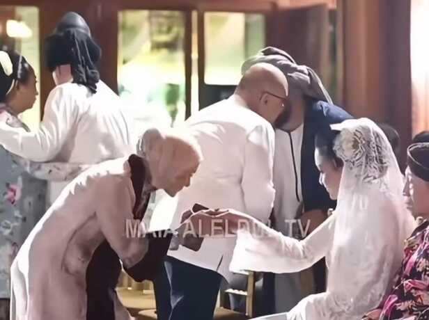 Maia Estianty dan Mulan Jameela salaman.