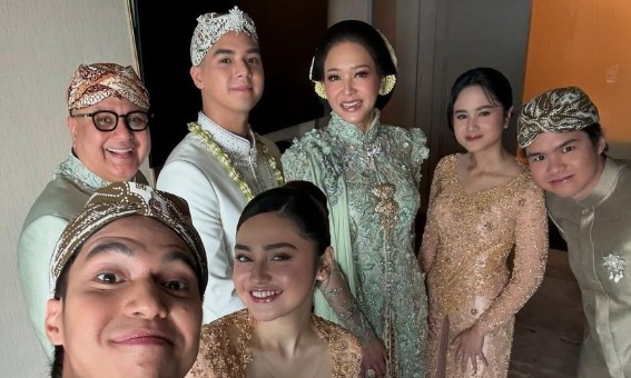 Potret kebersamaan keluarga di pernikahan Al Ghazali, Tissa Biani dan Syifa Hadju tak pakai seragam.