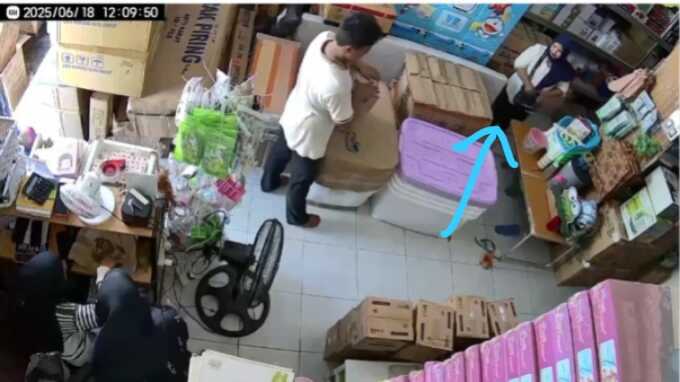 Aksi perempuan diduga mencuri HP. SCREENSHOOT VIDEO