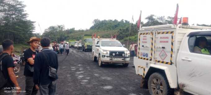 Masyarakat dari empat desa melakukan aksi pemortalan di jalan PT MUTU tepatnya di Simpang Aster, Kabupaten Barito Selatan, Rabu (18/6/2025).