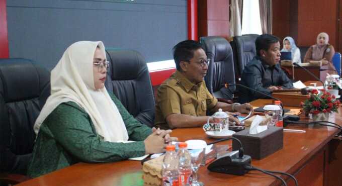 Heriyus (tengah) memimpin rapat di ruang rapat pleno DPRD Mura.IRPAN JURAYZ/KALTENG POS
