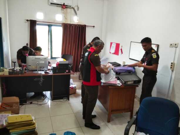 Petugas saat melakukan penggeledahan. DOK PRIBADI