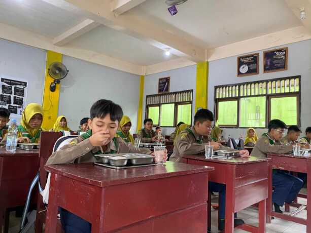 Anak-anak pelajar salah satu sekolah saat menyantap makanan yang dibagi melalui program MBG, belum lama ini. BAHRI/KALTENGPOS