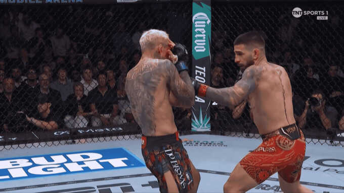 Ilia Topuria (Kanan) Tumbangkan Oliveira di Ronde Pertama, dan Rebut Gelar Juara Lightweight UFC. Foto: INSTAGRAM/UFC