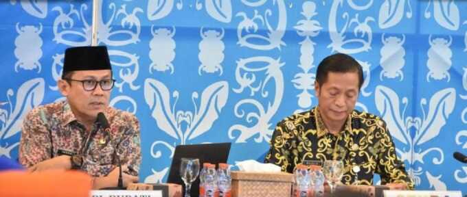 RAPAT KOORDINASI: Pj Bupati Barito Utara, Indra Gunawan (kiri) didampingi Sekda Drs Muhlis saat memimpin rapat koordinasi di Aula Rumah Jabatan Bupati Barito Utara, Jumat (13/6/2025). DISKOMINFOSANDI UNTUK KALTENG POS