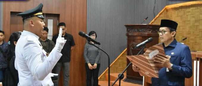 PELANTIKAN: Pj Bupati Barito Utara, Indra Gunawan melantik Pj Kepala Desa Datai Nirui, Ersa Sriwardana yang telah lama mengalami kekosongan, di Aula Setda Lantai I, Jumat (13/6/2025). DISKOMINFOSANDI UNTUK KALTENG POS