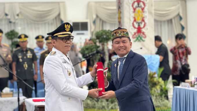 SERAHKAN SK: Gubernur Kalimantan Tengah (Kalteng), Agustiar Sabran menyerahkan surat keputusan (SK) pengangkatan kepada Indra Gunawan SE MPA sebagai Penjabat (Pj) Bupati Barito Utara usai pelantikan di Istana Isen Mulang Kantor Gubernur Kalteng, Kamis (29