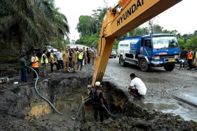 PENINJAUAN: Penjabat (Pj) Bupati Barito Utara, Indra Gunawan (dua dari kanan) melakukan peninjauan terhadap ruas jalan nasional yang telah selesai diperbaiki, Rabu (11/6/2025). DISKOMINFOSANDI UNTUK KALTENG POS