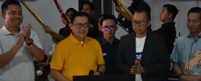 PENARIKAN UNDIAN: Pj Bupati Barito Utara, Indra Gunawan SE MPA (kiri) melakukan penarikan undian, Sabtu (14/6/2025). DISKOMINFOSANDI UNTUK KALTENG POS