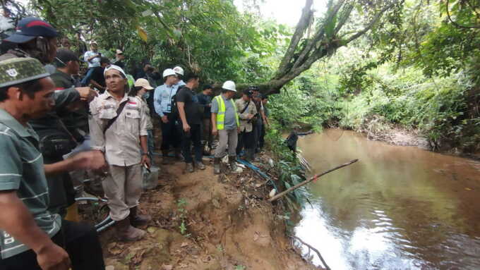 CEK KONDISI SUNGAI: Warga bersama pemerintah dan PT MUTU turun bersama melakukan pengecekan sungai di wilayah Kecamatan Gunung Bintang Awai pada Rabu (25/6). Masyarakat termasuk perangkat desa memprotes lokasi pemeriksaan tidak sesuai titik. FOTO: DENAR/K
