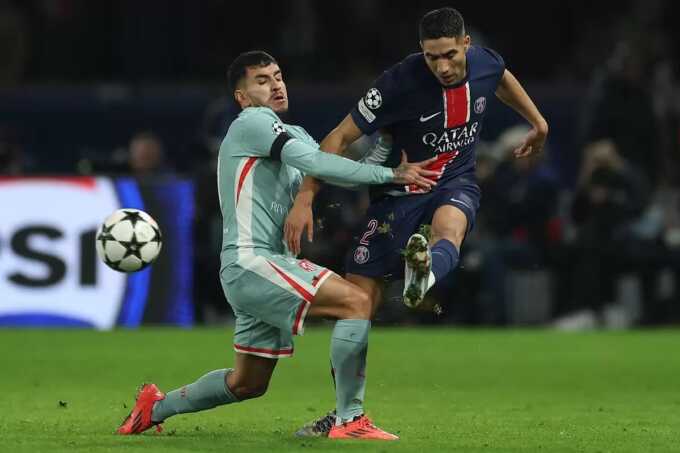 Duel Angel Correa (Atletico Madrid) dengan Achraf Hakimi (PSG). (Franck Fife/AFP)