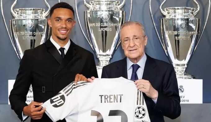 Trent Alexander-Arnold dan Presiden Florentino Pereztersenyum lebar saat diperkenalkan sebagai pemain baru Real Madrid. (@realmadrid)