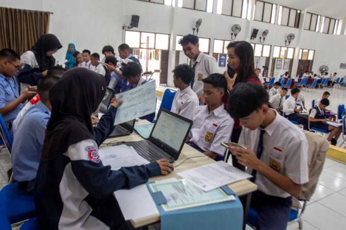 ANTUSIAS PENDAFTAR: Calon siswa saat melakukan pendaftaran dan wawancara pada SPMB di SMKN 1 Palangka Raya, Rabu (25/6). FOTO: ARIEF PRATHAMA/KALTENG POS