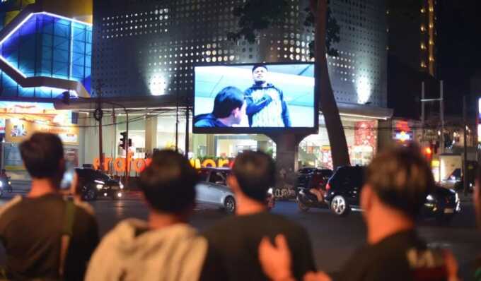 Saddil Ramdani resmi diperkenalkan sebagai pemain baru Persib melalui videotron di pusat Kota Bandung. (dok. Persib)