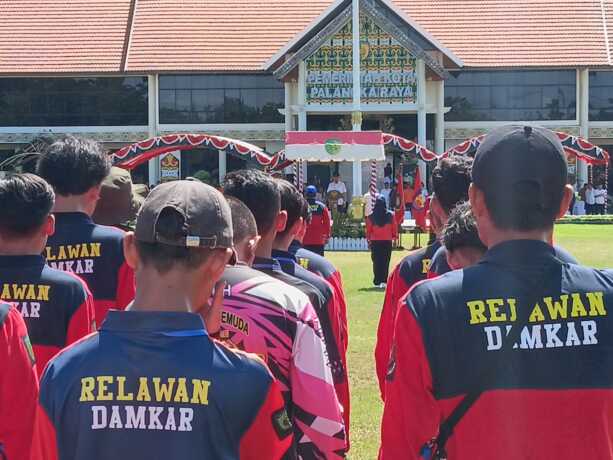 MEMIMPIN: Wali Kota Palangka Raya, Fairid Naparin menyampaikan arahan kepada 504 relawan REDKAR yang dikukuhkan, di halaman Kantor wali kota, baru-baru ini. (ILHAM ROMADHONA/ KALTENG POS)