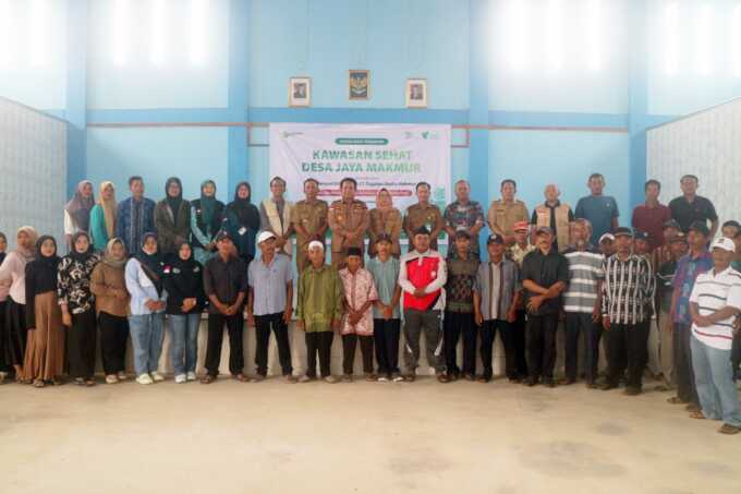 Pihak PT Pagatan Usaha Makmur bersama warga usai kegiatan.