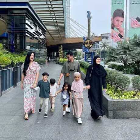 Donna Harun bersama anak, menantu dan cucu-cucunya.