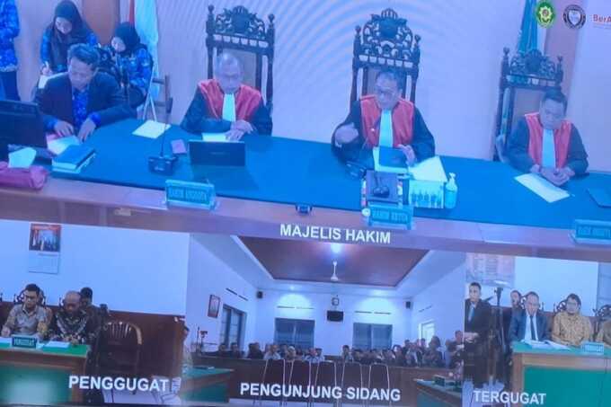 Persidangan gugatan tuduhan ijazah Presiden ke-7 Joko Widodo (Jokowi) digelar di Pengadilan Negeri (PN) Kota Solo, Jawa Tengah, Senin (2/6/2025).