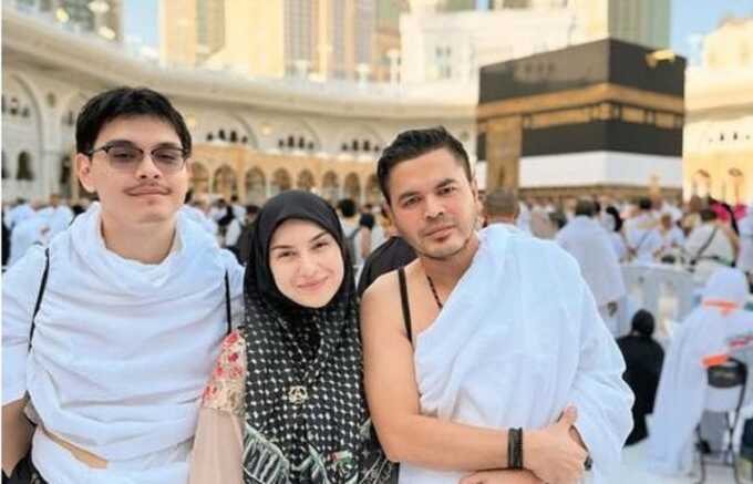 Irish Bella bersama suami dan adiknya.