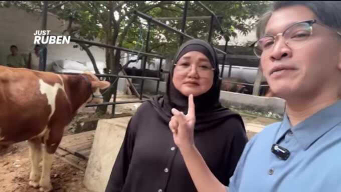 Ruben Onsu bersama Neneng memilih hewan sapi kurban.
