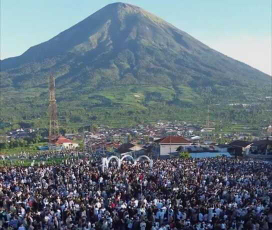 Jemaah salat Iduladha dengan latar Gunung Sindoro.