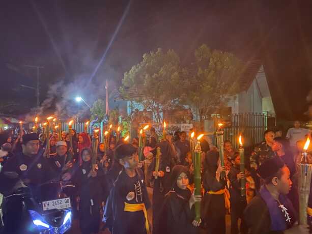 Ribuan pasang mata terpukau menyaksikan parade obor yang melintasi jalanan Kecamatan Baamang, Kotawaringin Timur (Kotim), Kamis malam (5/6/2025).