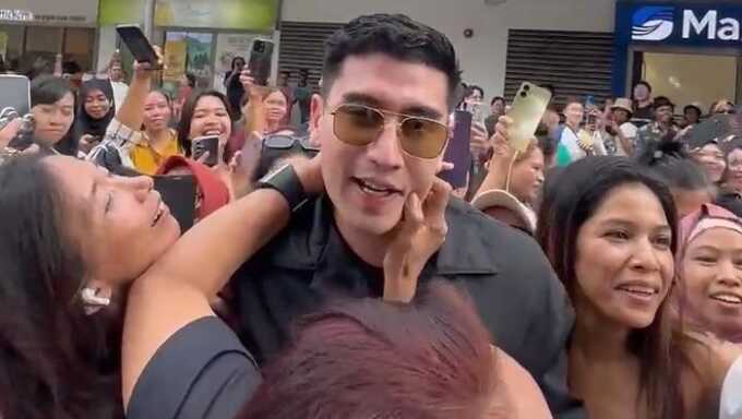 Momen Verrel Bramasta berada di kerumuman para fans di Singapura.
