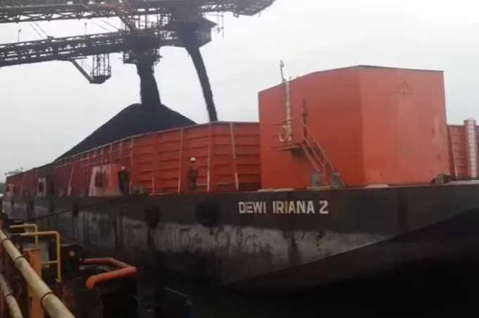 Kapal tongkang bertuliskan Dewi Iriana 2.
