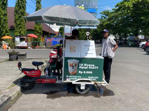 Pedagang kopi gerobak menjamur di Kota Sampit. MIFTAH/KALTENG POS
