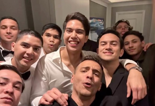Momen akrab El Rumi dan Rizky Nazar di pernikahan Al Ghazali dan Alyssa Daguise