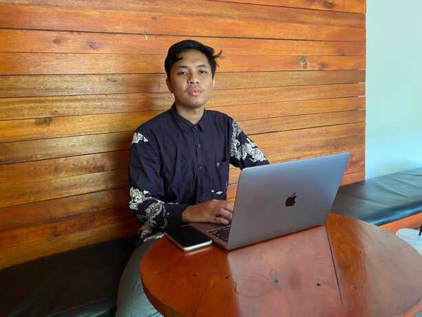 Rahmadhani Novian Jaya  saat ngobrol dengan wartawan Kalteng Pos. MIFTAH/KALTENG POS
