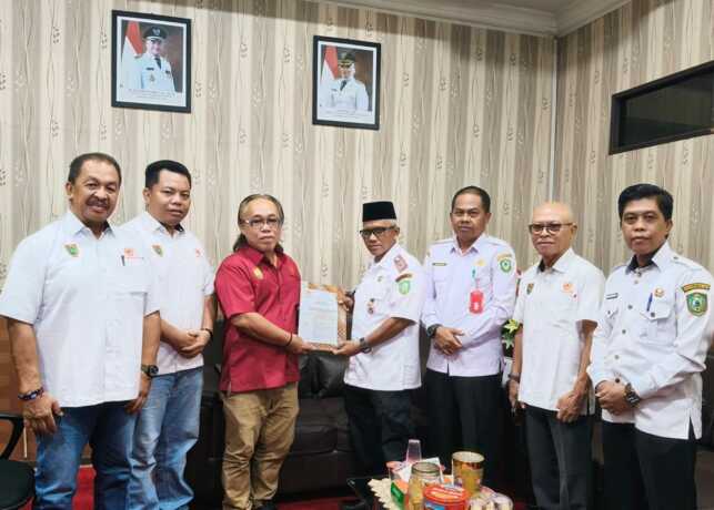 SK tersebut diserahkan oleh perwakilan KONI Kalteng, H Heriansyah, kepada Penjabat Sekretaris Daerah Kotim, Masri.MIFTAH/KALTENG POS