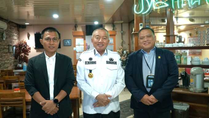 PLN UNTUK KALTENG POS  KEBERSAMAAN: Gubernur Kalimantan Selatan H Muhidin (tengah), General Manager PLN UID Kalselteng baru, Iwan Soelistijono (kanan) dan General Manager PLN UID Kalselteng sebelumnya, Ahmad Syauki (kiri), setelah melaksanakan audiensi.