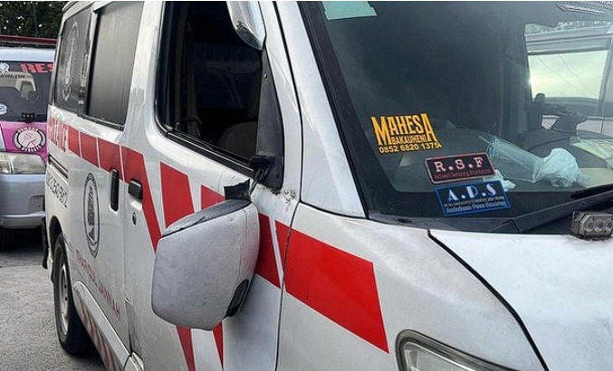 Mobil ambulans patah spion akibat pengeroyokan oknum demo supir truk.