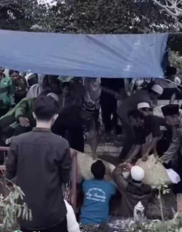 Proses pemakaman drivel ojol meninggal dunia akibat balapan liar.