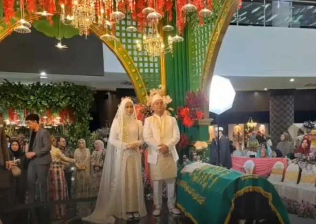 Prosesi pernikahan bersanding dengan jenazah ayah.