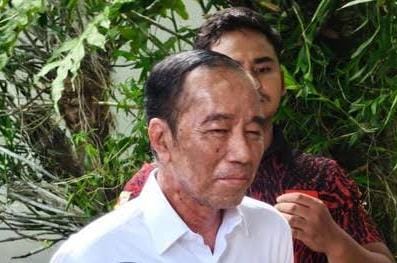 Presiden ke-7 RI Joko Widodo menyapa warga di rumahnya saat peringatan hari ulang tahunnya ke-64.