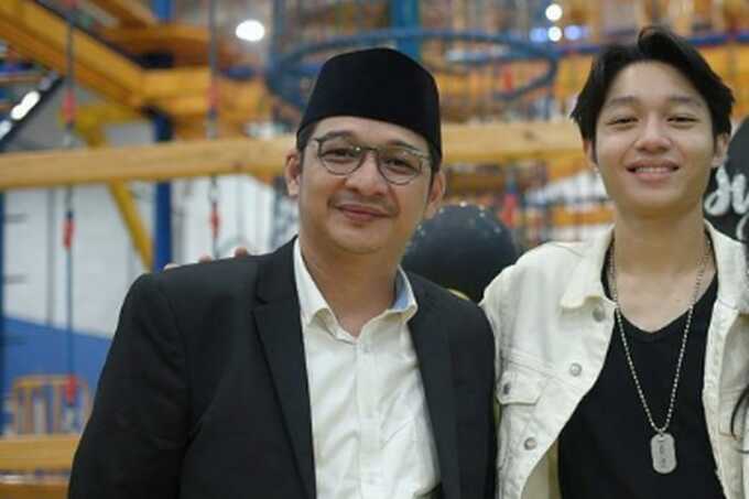 Pasha Ungu bersama putranya Kiesha Alvaro.