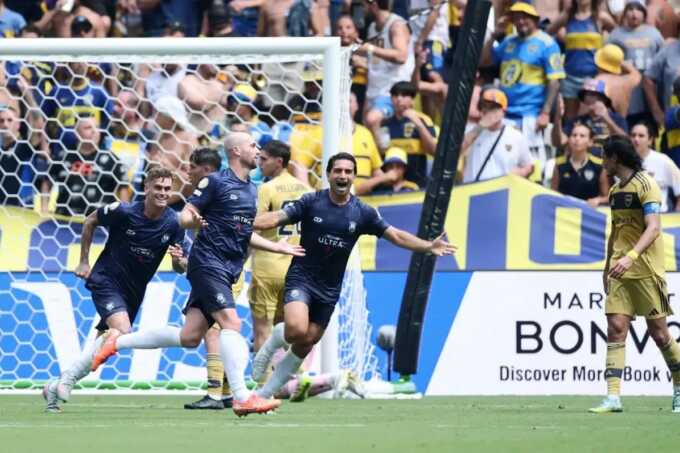 Para pemain Auckland City FC merayakan keberhasilan Christian Gray (kedua kiri) mencetak gol ke gawang Boca Juniors, Selasa (24/5/2025). FIFA.com