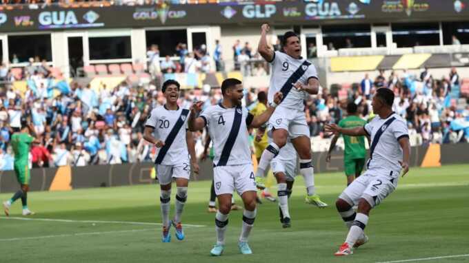 Pemain Guatemala merayakan gol kemenangan. CONCACAF SEPAK BOLA