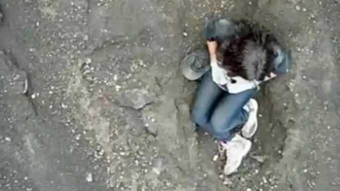 Tangkapan layar video drone memperlihatkan Juliana masih hidup saat terperosok ke jurang Rinjani.