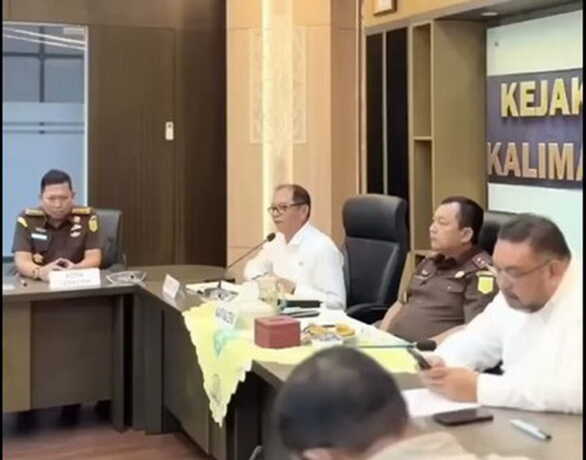 Kajati Kalteng Dr Undang Mugopal memimpin rakor program cetak sawah 2025 di Aula Kejati, Selasa (24/6/2025). KEJATI UNTUK KALTENG POS