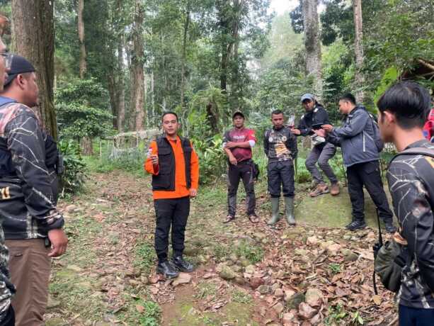 Pencarian lansia di Gunung Salak.