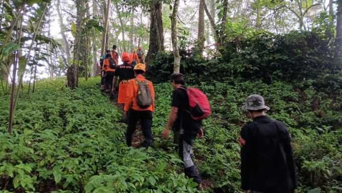 Pencarian seorang lansia mendaki Gunung Salak.